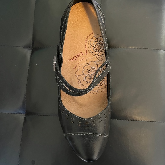 Taos Mary Jane type heels, black, size 8, 2 1/4 inch heel - Picture 5 of 8